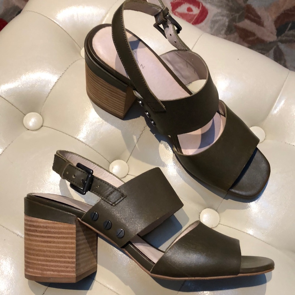 Nordstrom Caslon genuine leather olive sandal, size 8.5